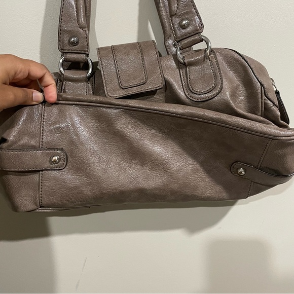 GUESS Hand Bag Purse in Grayish Brown Faux Leather - Picture 6 of 13